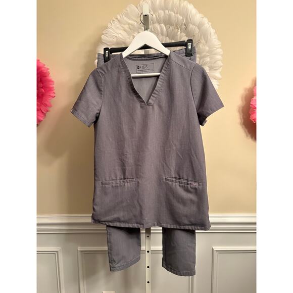 FIGS TECHNICAL GREY  SCRUB TOP SIZE XS AND PANTS SIZE S - Picture 1 of 6